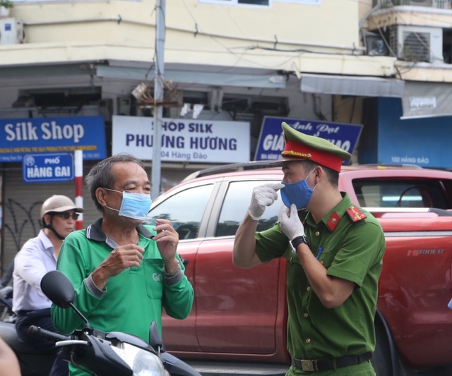 Ngày đầu tái xử phạt không đeo khẩu trang, Công an Hà Nội chỉ nhắc nhở - 8