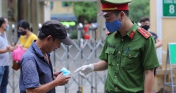 Ngày đầu tái xử phạt không đeo khẩu trang, Công an Hà Nội chỉ nhắc nhở