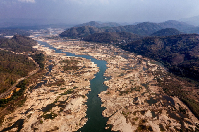 Dòng chảy ở vùng hạ lưu sông Mekong ngày một thu hẹp. Trong ảnh là đoạn chảy qua  Sangkhom (Thái Lan) hồi đầu năm nay. Ảnh: The New York Times