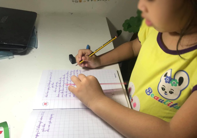 Nóng ruột, bố mẹ “săn” giáo viên dạy chữ cấp tốc cho con trước lớp 1 - 1