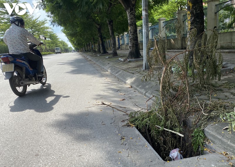 ha noi: hang loat ong cong, ho ga mat nap, &amp;quot;bay&amp;quot; nguoi dan tai pho tan my hinh 2