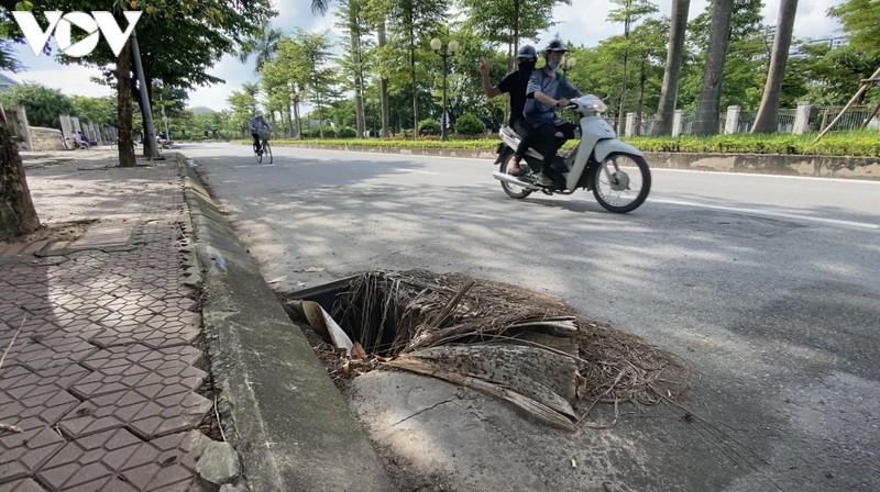 ha noi: hang loat ong cong, ho ga mat nap, &amp;quot;bay&amp;quot; nguoi dan tai pho tan my hinh 7