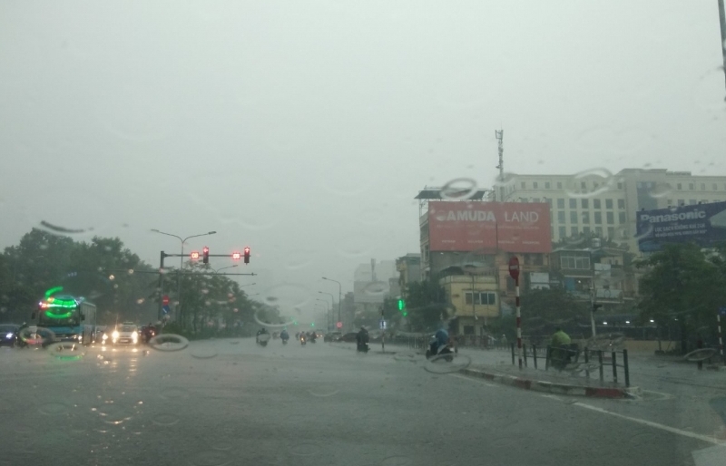 Mưa nặng hạt cuối chiều, phố Hà Nội mênh mông nước