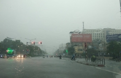 Mưa nặng hạt cuối chiều, phố Hà Nội mênh mông nước