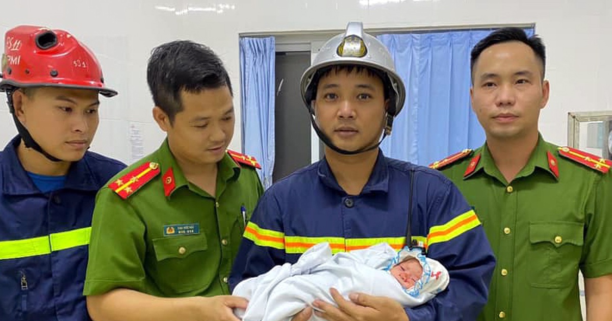 Hà Nội: Bé trai sơ sinh bị bỏ rơi giữa 2 khe tường rất hẹp