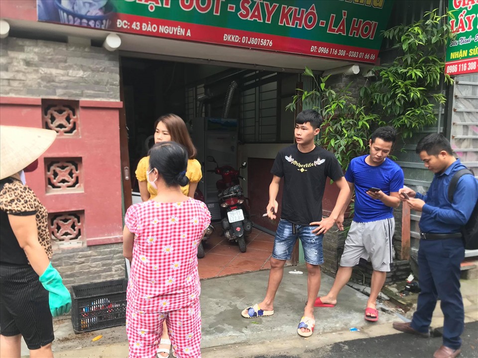 Thông tin thêm vụ bé trai sơ sinh bị bỏ rơi trong khe tường giữa 2 nhà