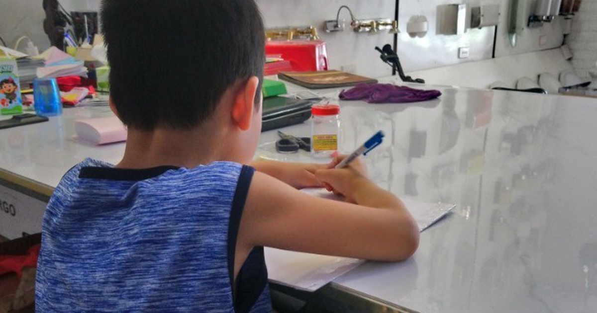 Phụ huynh "ngồi trên lửa" khi sắp tựu trường, con chưa có chỗ học lớp 1