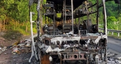 Xe chở 40 hành khách bất ngờ bốc cháy trơ khung