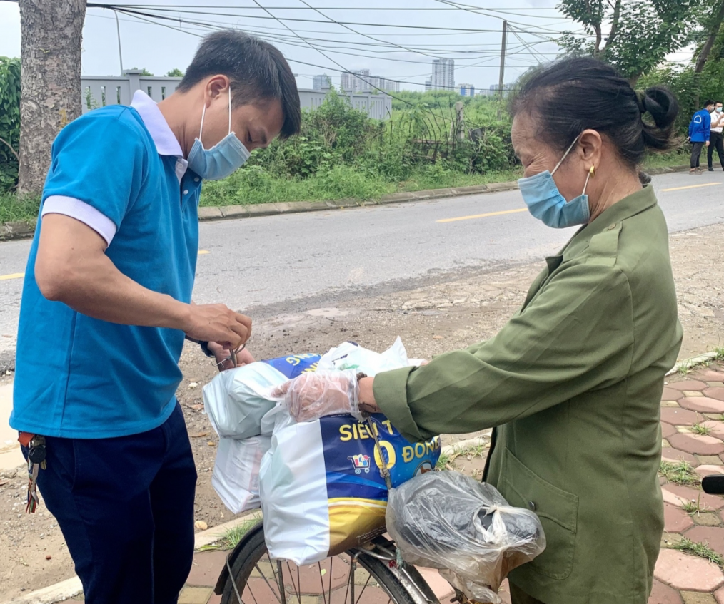 Tình nguyện viên mang các sản phẩm ra tận xe cho người dân