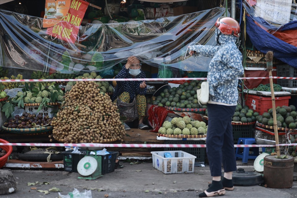 Khu vực chợ tạm Nam Trung Yên.