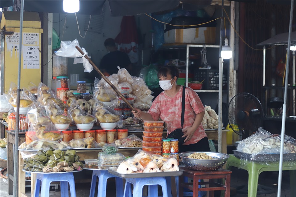 Người dân sẽ đi chợ với tần suất 2 lần/tuần và sử dụng phiếu do chính quyền địa phương cấp. Do đó, ngày 5.8 khu chợ Nghĩa Tân khá vắng vẻ.