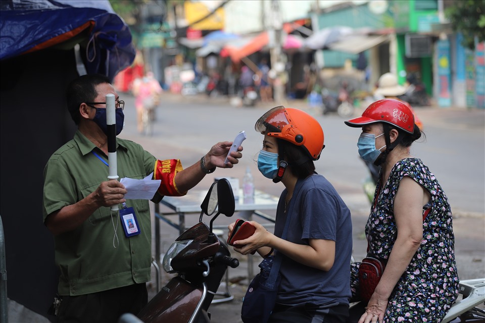 Người dân đến chợ phải được đo thân nhiệt, có phiếu đi chợ hợp lệ.