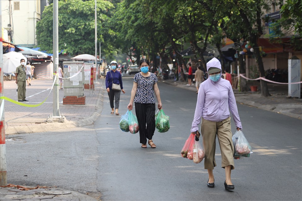 Chợ dân sinh Hà Nội tổ chức đường 1 chiều, không “tiếp” người từ quận khác