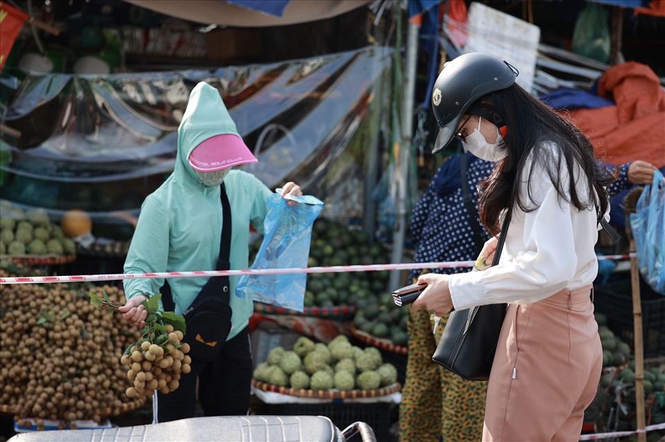 Khu vực chợ tạm Nam Trung Yên.