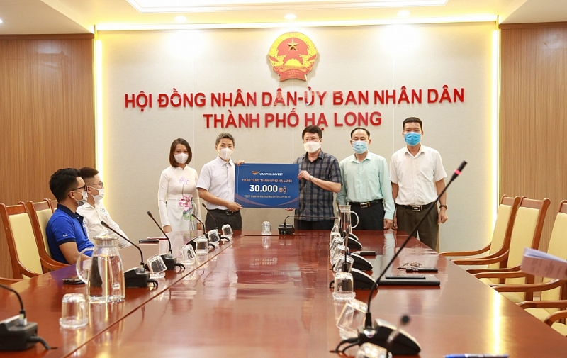 Văn Phú - Invest tặng 30.000 bộ xét nghiệm nhanh Covid-19 cho TP Hạ Long