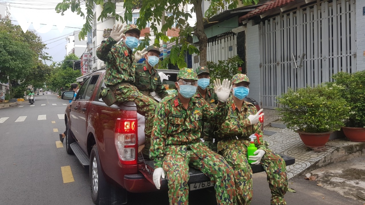 Bộ đội rong ruổi khắp các ngõ hẻm đưa lương thực, thực phẩm đến với người dân