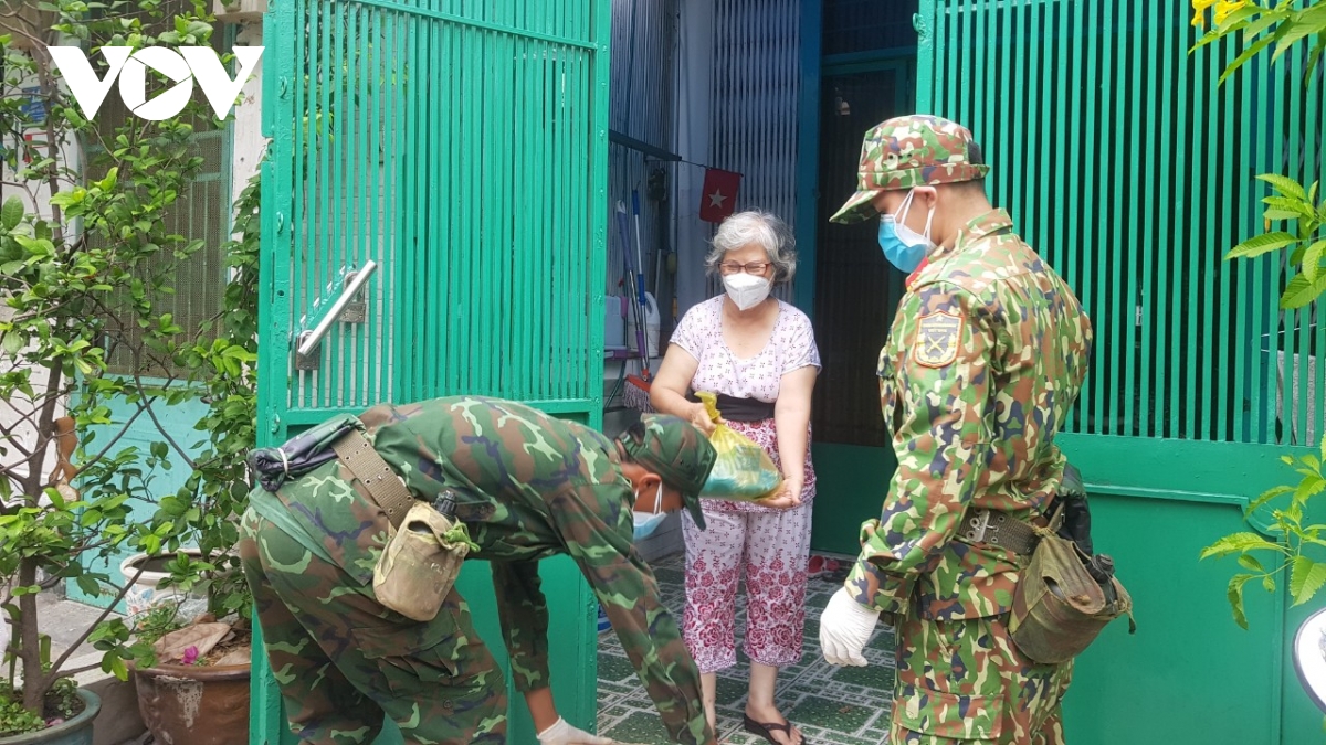 Bộ đội rong ruổi khắp các ngõ hẻm đưa lương thực, thực phẩm đến với người dân