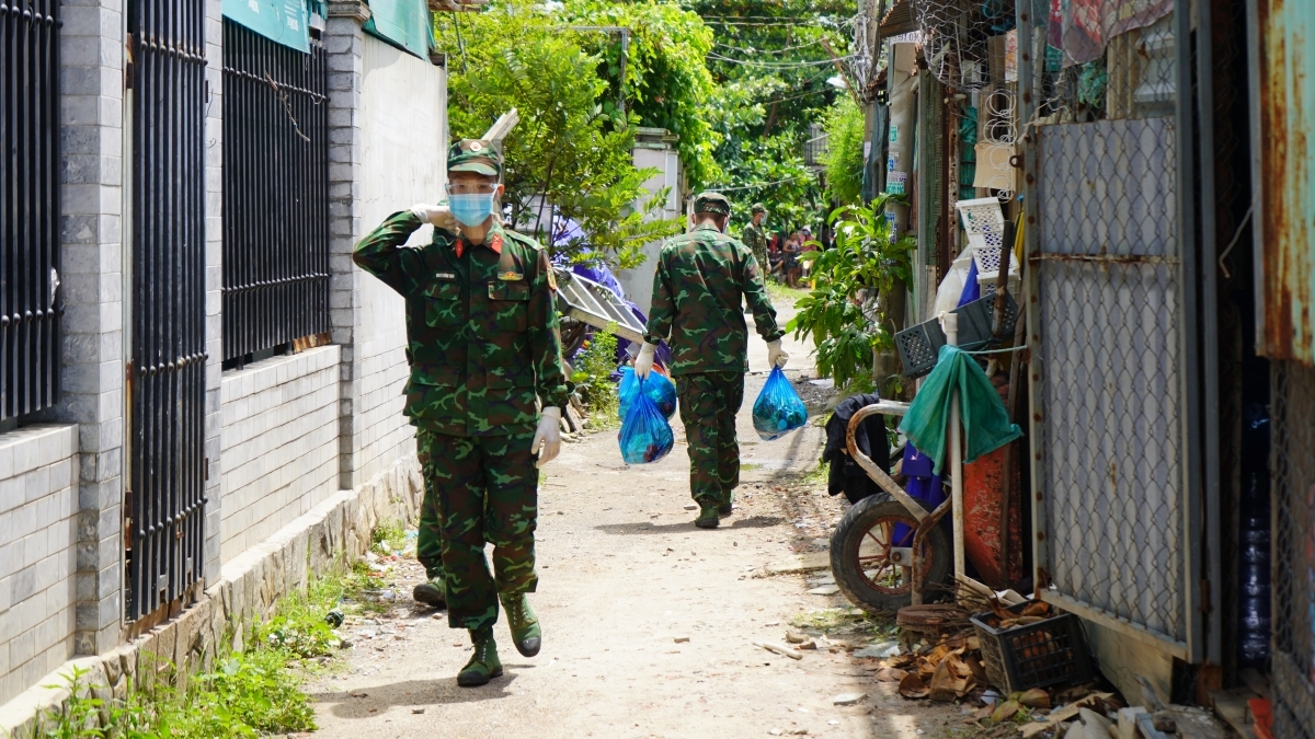 Bộ đội rong ruổi khắp các ngõ hẻm đưa lương thực, thực phẩm đến với người dân