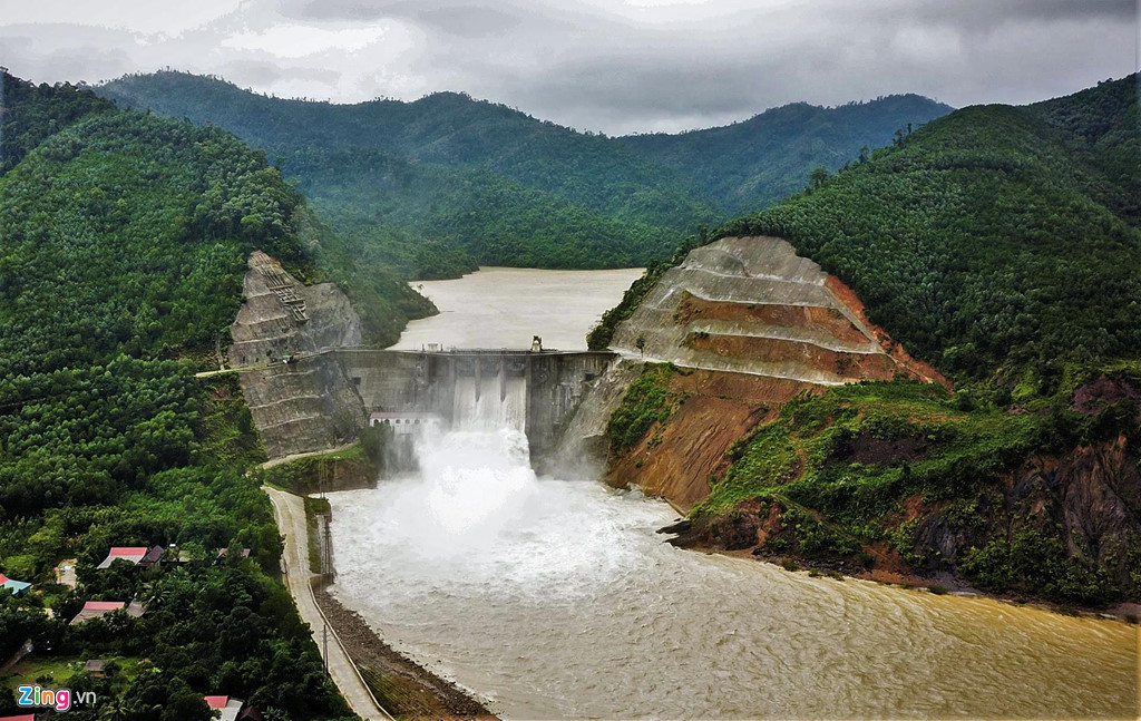 nguoi dan om lon lai may cay chay lu