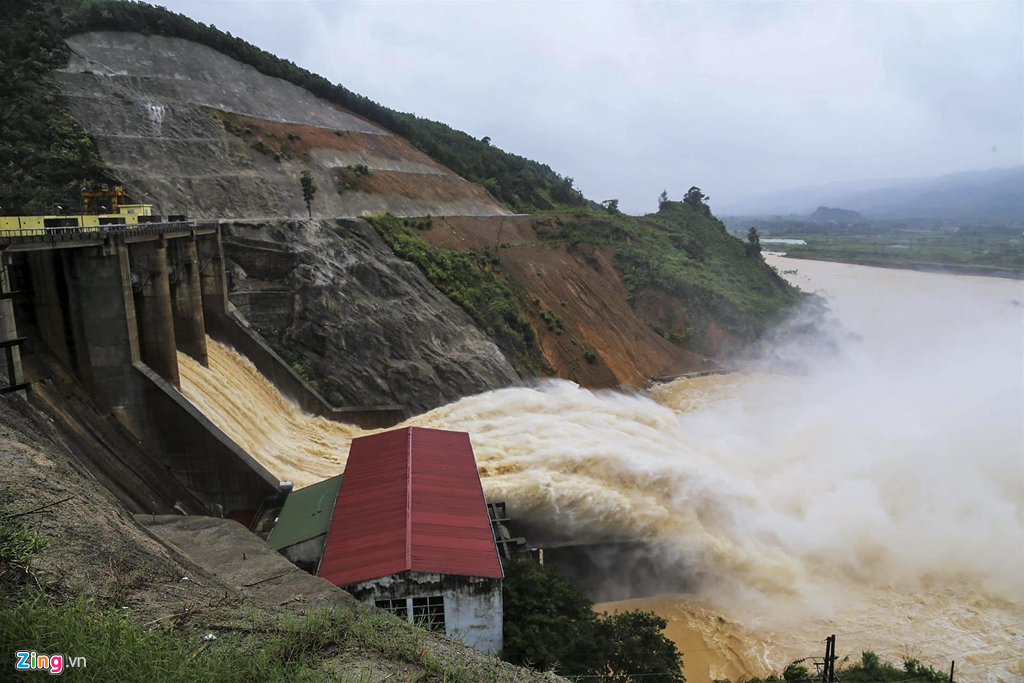 nguoi dan om lon lai may cay chay lu
