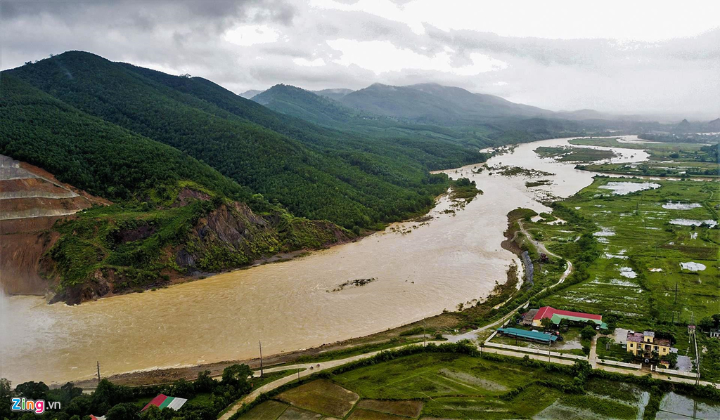 nguoi dan om lon lai may cay chay lu