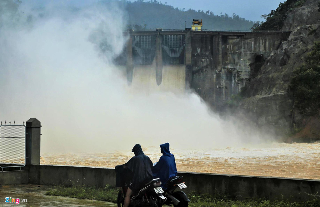 nguoi dan om lon lai may cay chay lu