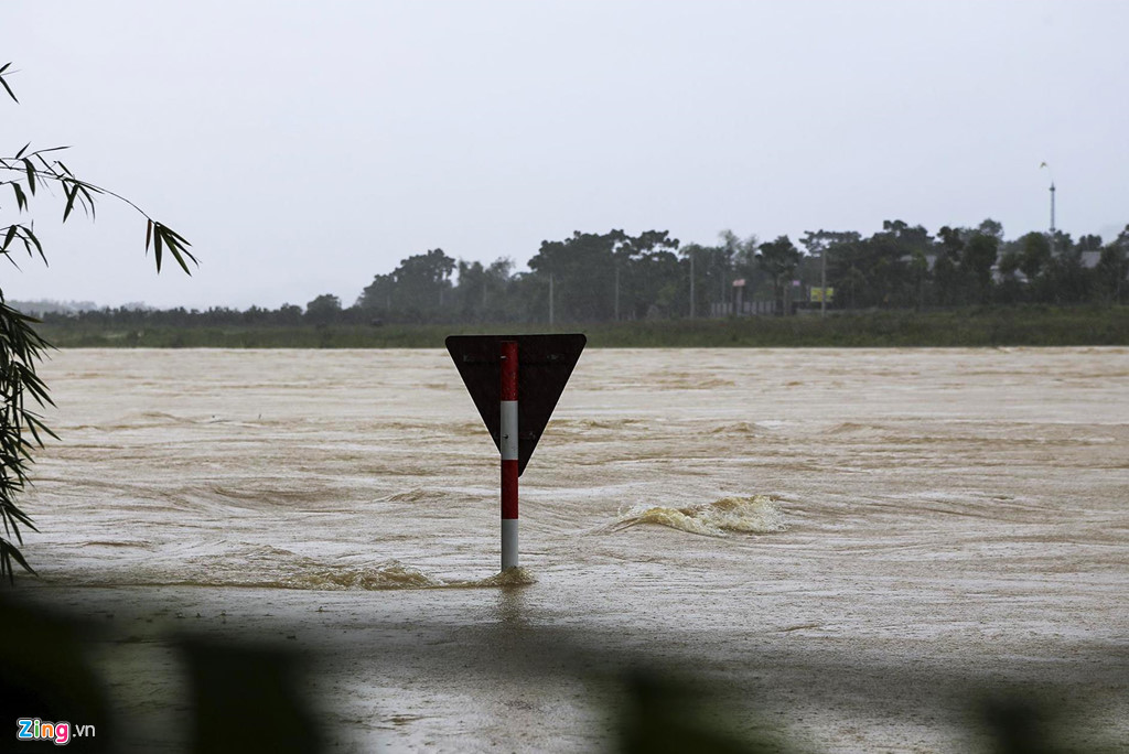 nguoi dan om lon lai may cay chay lu