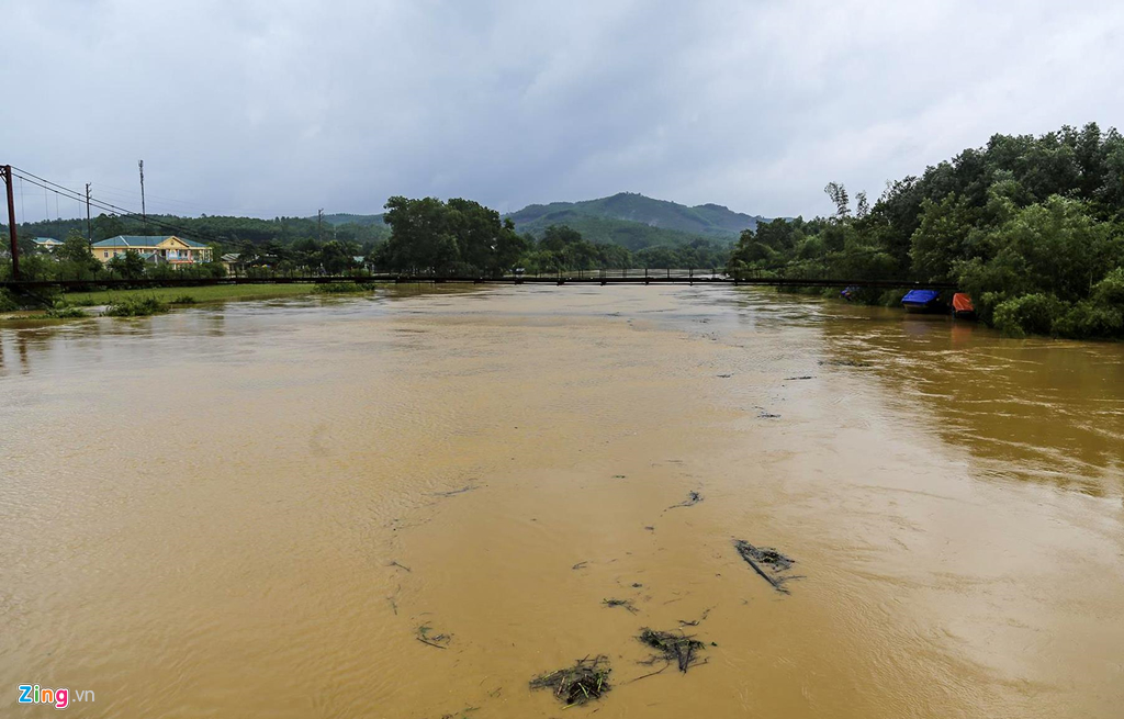 nguoi dan om lon lai may cay chay lu