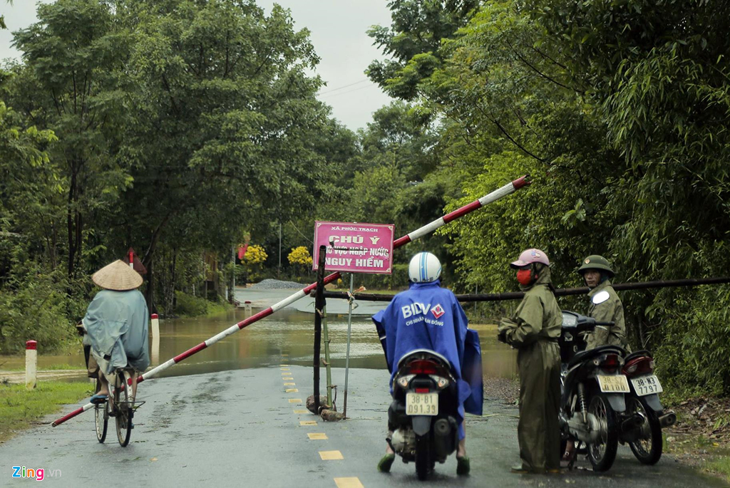 nguoi dan om lon lai may cay chay lu