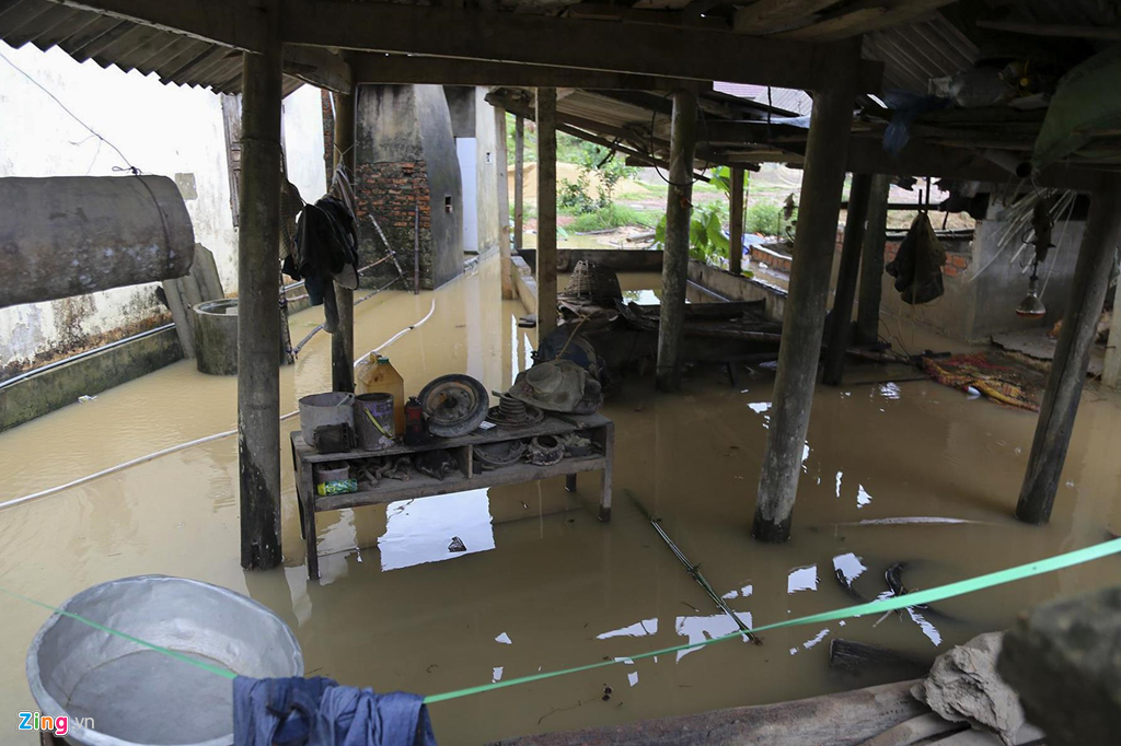 nguoi dan om lon lai may cay chay lu