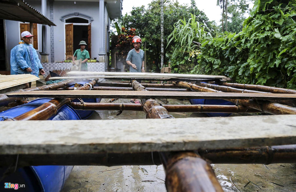 nguoi dan om lon lai may cay chay lu