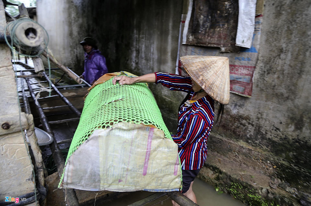 nguoi dan om lon lai may cay chay lu