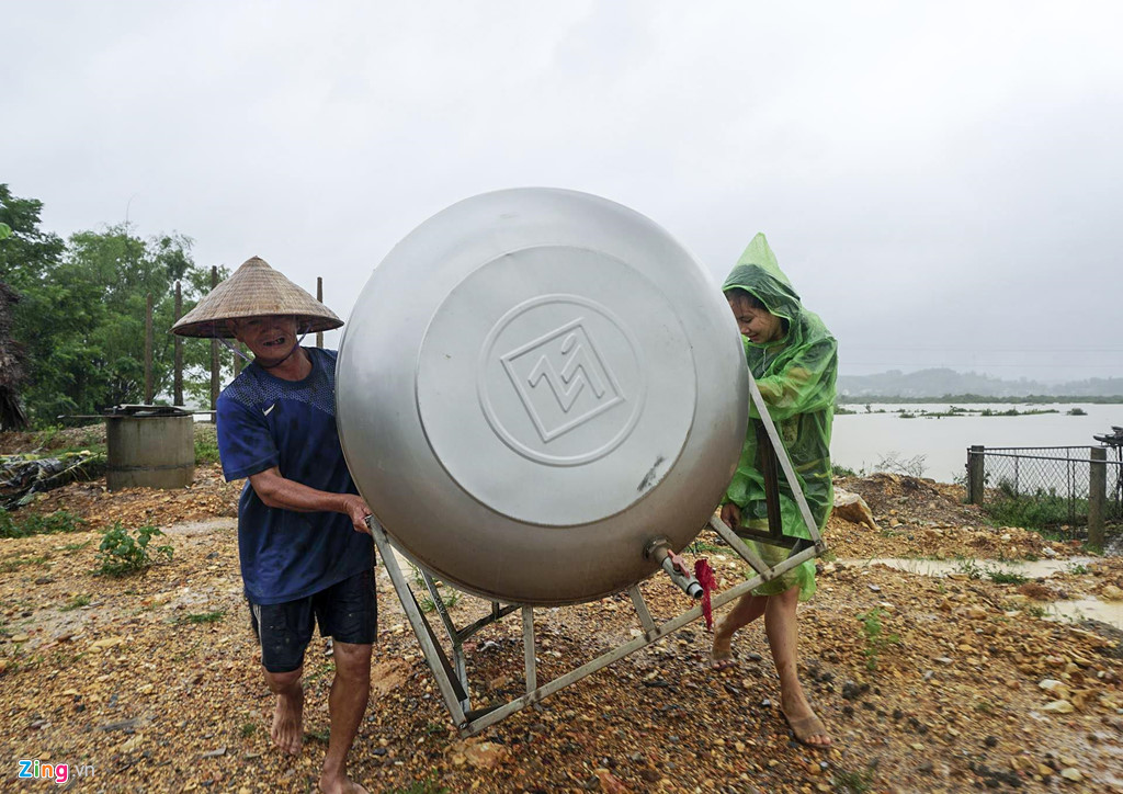 nguoi dan om lon lai may cay chay lu