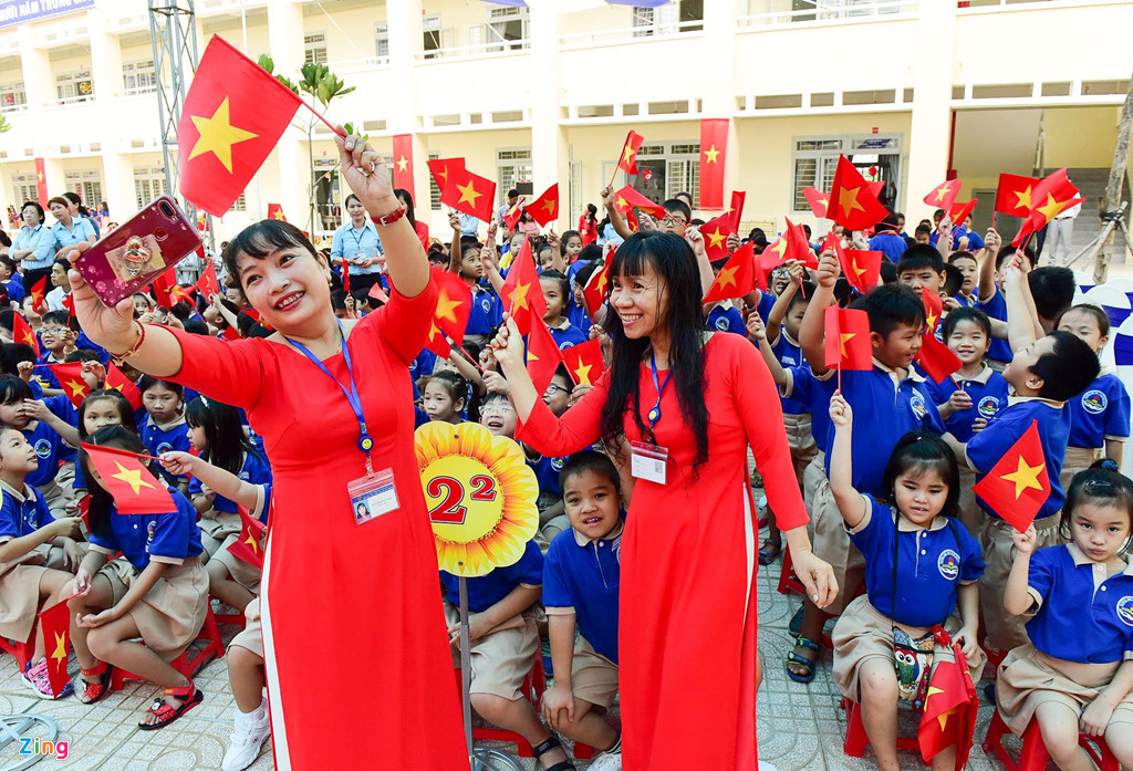 tha chim bo cau thay bong bay trong le khai giang som o sai gon