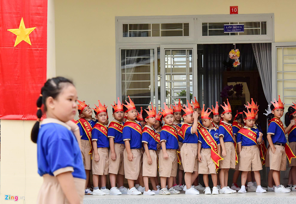 tha chim bo cau thay bong bay trong le khai giang som o sai gon