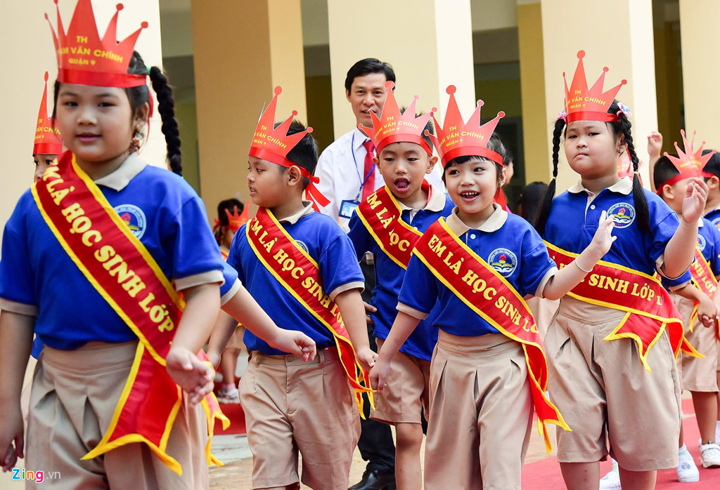 tha chim bo cau thay bong bay trong le khai giang som o sai gon