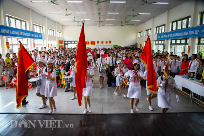 hinh anh le khai giang dac biet o ngoi truong hat quoc ca bang tay