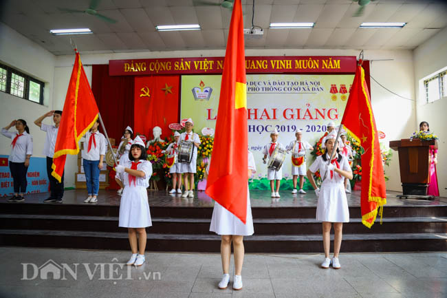 hinh anh le khai giang dac biet o ngoi truong hat quoc ca bang tay