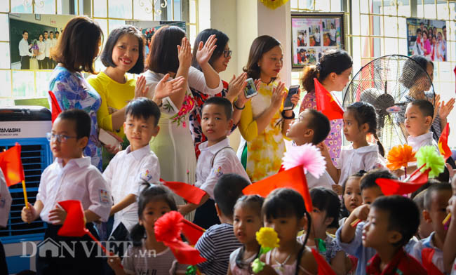 hinh anh le khai giang dac biet o ngoi truong hat quoc ca bang tay