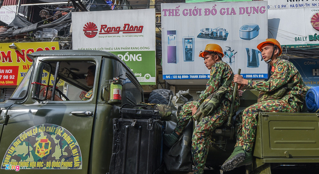 dan xe quan doi den rang dong tay doc