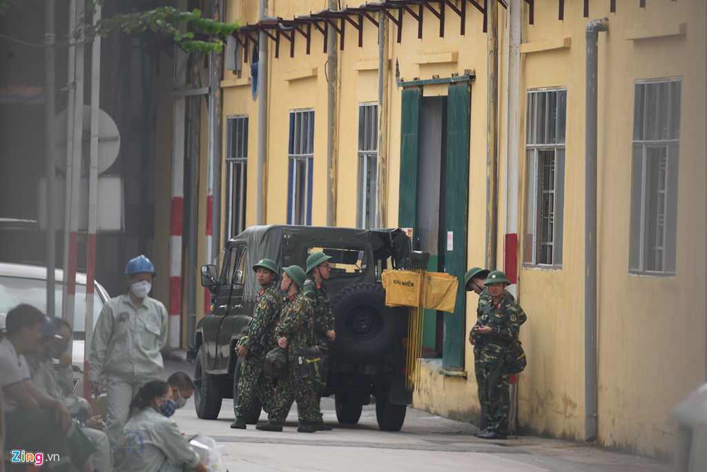 dan xe quan doi den rang dong tay doc