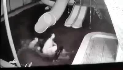 Nóng trên mạng xã hội: Chồng dìm vợ xuống nước rồi đánh tới tấp