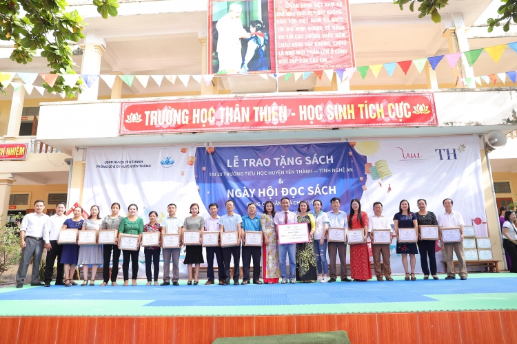 20 truong tieu hoc nghe an huong loi tu viec trang bi tu sach trong nha truong