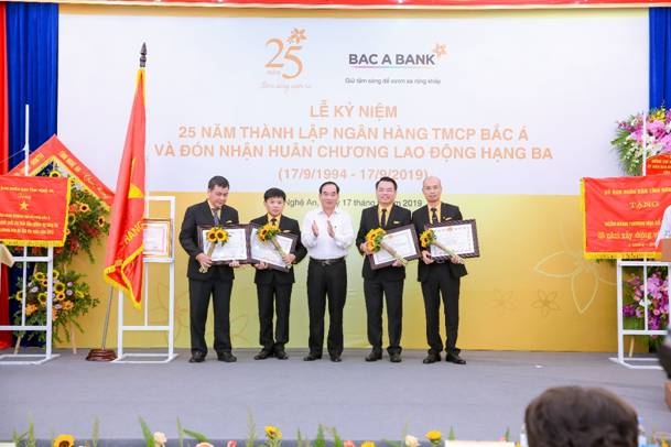 Kỷ niệm tuổi 25, BAC A BANK đón Huân chương Lao động hạng Ba