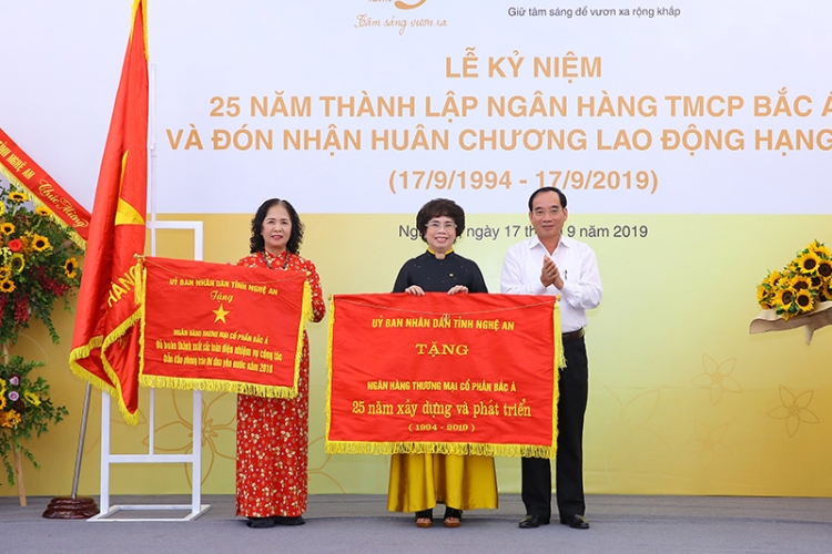 Kỷ niệm tuổi 25, BAC A BANK đón Huân chương Lao động hạng Ba