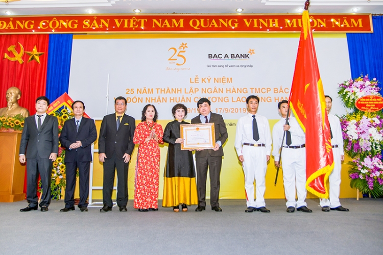 Kỷ niệm tuổi 25, BAC A BANK đón Huân chương Lao động hạng Ba