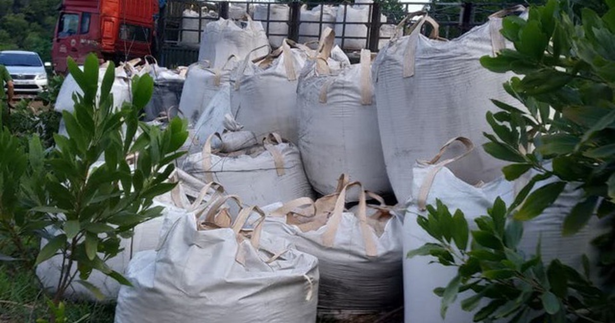 Vụ đổ trộm hàng chục tấn chất thải lạ: Không phải chất độc hại?