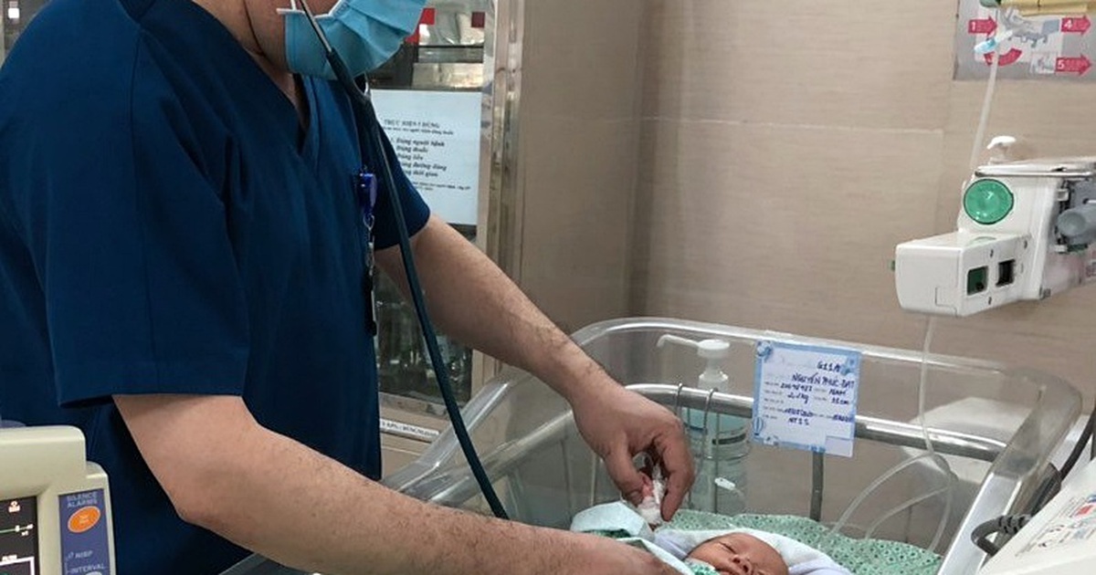 Bé sơ sinh bị bỏ rơi ở khe tường tại Hà Nội xuất viện