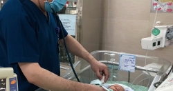 Bé sơ sinh bị bỏ rơi ở khe tường tại Hà Nội xuất viện