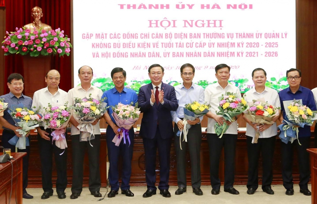 Bí thư Thành ủy Hà Nội Vương Đình Huệ tặng hoa chúc mừng các đại biểu